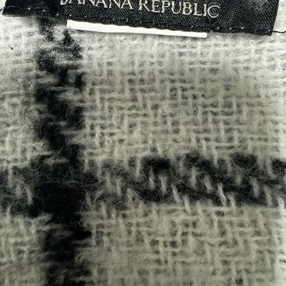 Banana Republic Plaid Knit Scarf in white  and Black - Picture 4 of 9